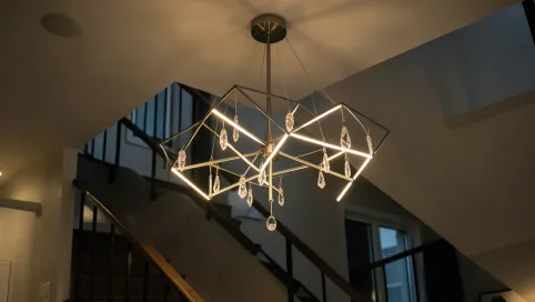 Nowoczesny żyrandol na klatkę schodową