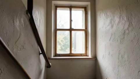 Okno na klatce schodowej w domu