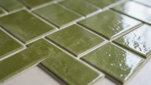 Oliwkowe płytki do łazienki