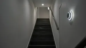 Oświetlenie klatki schodowej z czujnikiem ruchu