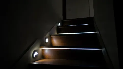 Oświetlenie schodów LED z czujnikiem ruchu