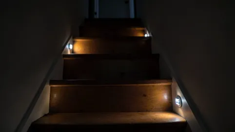 Oświetlenie schodów na baterie z czujnikiem ruchu