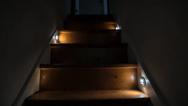 Oświetlenie schodów na baterie z czujnikiem ruchu