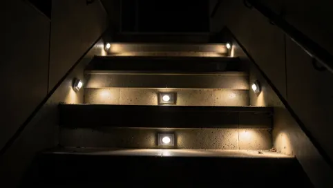 Oświetlenie schodów zewnętrznych z czujnikiem ruchu