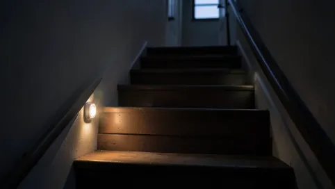 Oświetlenie schodowe z czujnikiem ruchu i zmierzchu