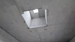 Otwór w stropie na schody