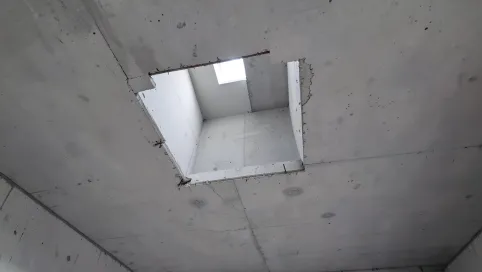 Otwór w stropie na schody