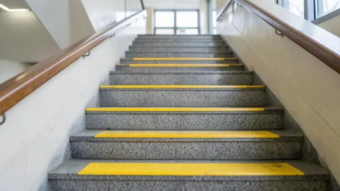 Oznaczenie schodów w budynkach użyteczności publicznej