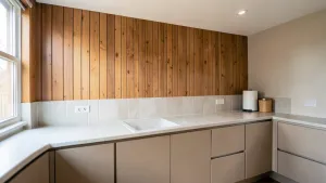 Panele podłogowe na ścianie w kuchni