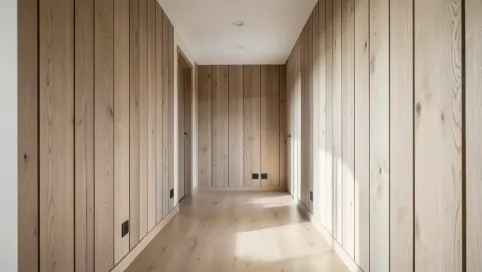 Panele podłogowe na ścianie w przedpokoju