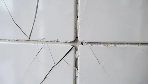 Pękające płytki na ścianie