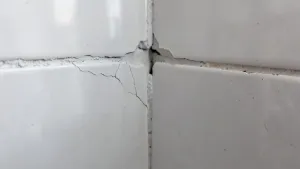 Pękające płytki w narożnikach