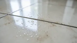 Plamy na płytkach z połyskiem