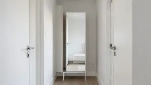 Płytka szafa do przedpokoju z lustrem