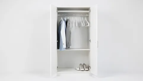 Płytka szafa z wieszakami