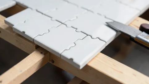 Płytki bez kleju na listwach