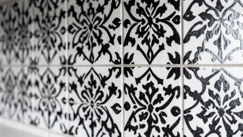 płytki czarnobiałe do kuchni na ścianę