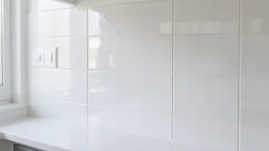 płytki do białej kuchni na ścianę