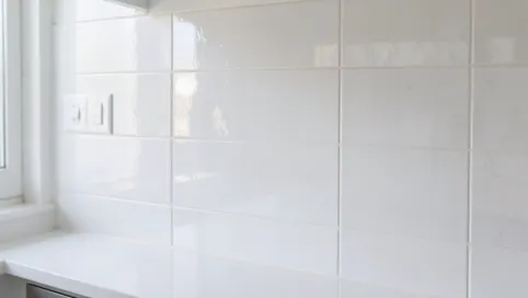 płytki do białej kuchni na ścianę