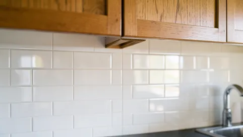 Płytki do kuchni na ścianę między szafkami
