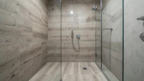 płytki drewnopodobne do łazienki