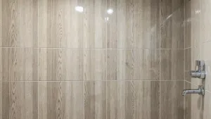 Płytki drewnopodobne na ścianę do łazienki