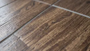 Płytki drewnopodobne szara fuga do brązowych płytek