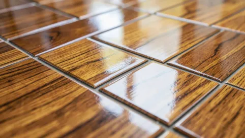 Płytki drewnopodobne z połyskiem