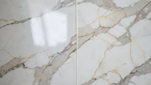 Płytki imitujące marmur do łazienki