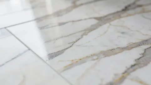 Płytki imitujące marmur na podłogę