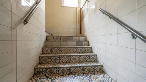 Płytki na klatkę schodową w bloku