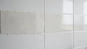 Płytki na klej montażowy