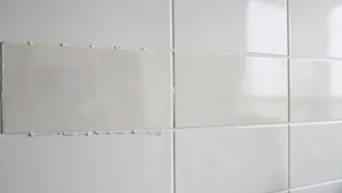 Płytki na klej montażowy