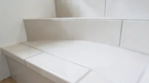 Płytki na schodach jak układać