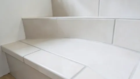 Płytki na schodach jak układać