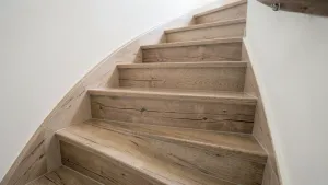 Płytki na schody wewnętrzne drewnopodobne