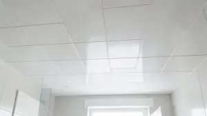 Płytki na suficie łazienkowym