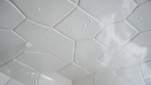 Płytki Na Suficie Pod Prysznicem