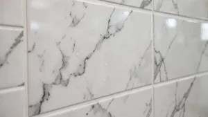 Płytki PCV samoprzylepne do łazienki