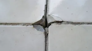 Płytki pękają w rogach