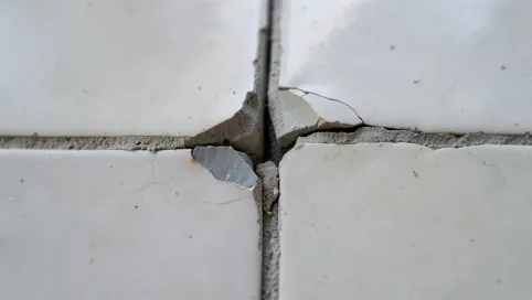 Płytki pękają w rogach