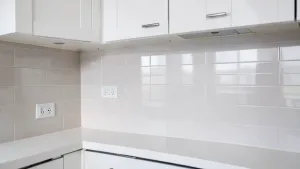 Płytki pod szafkami w kuchni