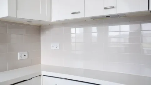 Płytki pod szafkami w kuchni