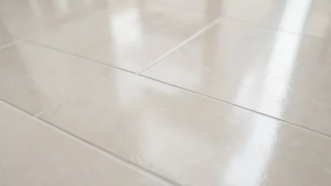 Płytki podłogowe beżowe z połyskiem