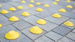 Płytki prowadzące dla niewidomych