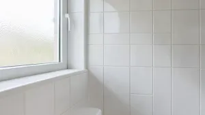 Płytki przy oknie w łazience