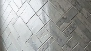 płytki w jodełkę na ścianie