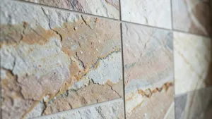 Płytki z kamienia naturalnego na ścianę