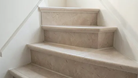 Płytki z kapinosem na schody