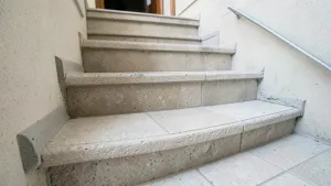 Płytki z kapinosem na schody zewnętrzne